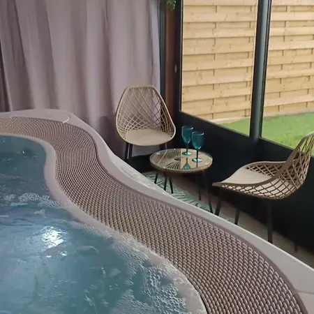 D 'hotes مكان تخييم Fiennes